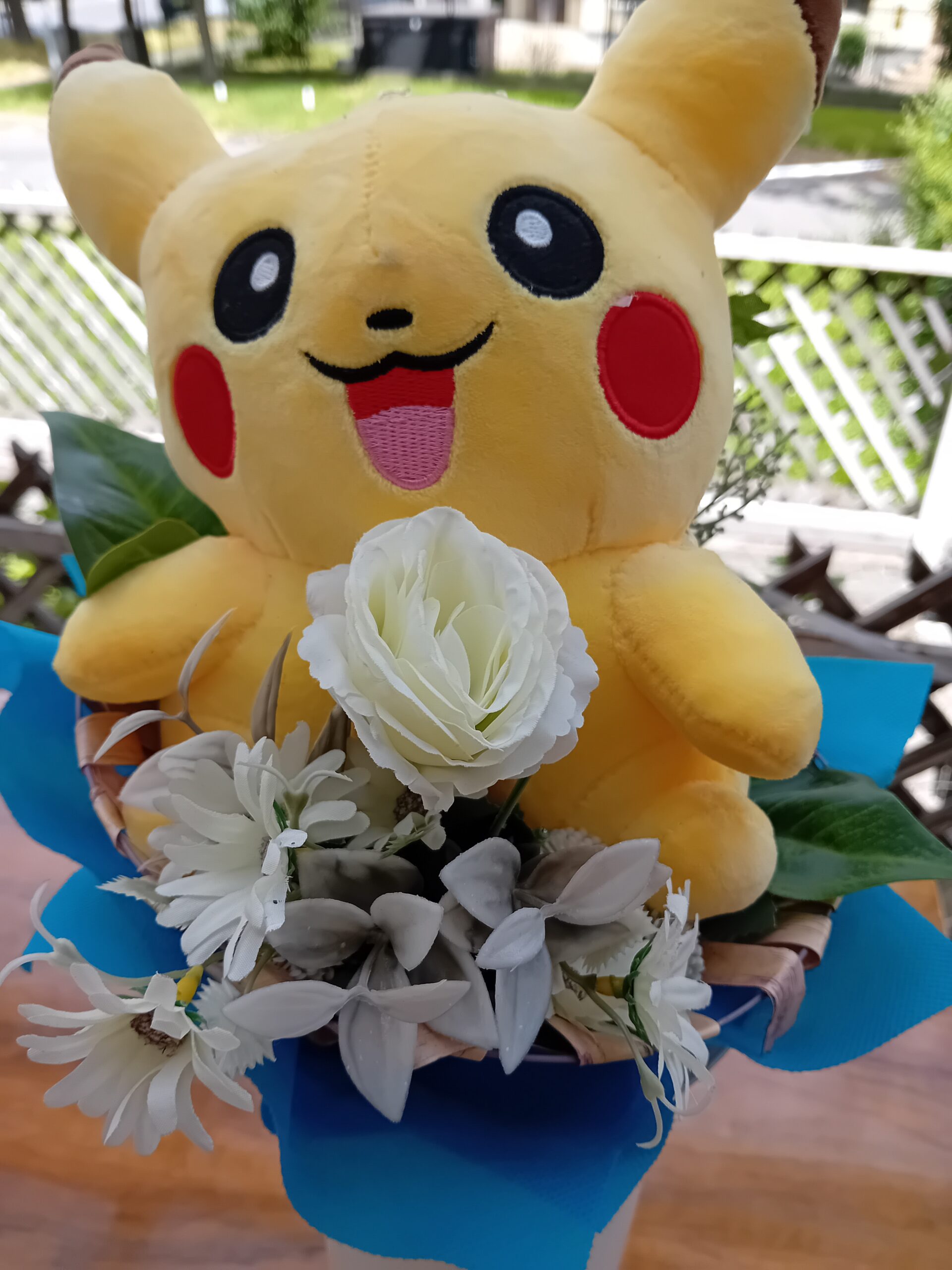 Plüss Pikachu figurával